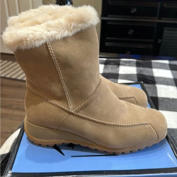 Studio Brilliant Tan Waterproof & Insulated Leather Boots - Picture 2 of 13